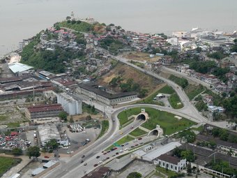 Vista de la zona adinerada de Guayaquil, amb els túnels que li fan d'accés. ARXIU