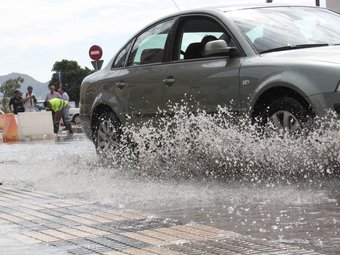 Un cotxe passa per un toll a Benidorm. EL PUNT