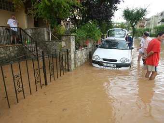 L'aigua acumulada va provocar inundació de baixos a Altafulla. EFE