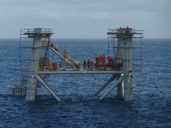Una imatge del jacket, la part inferior de la plataforma que ja ha estat enclavada en el fons marí, a 22 quilòmetres de la costa de Vinaròs i Alcanar. G.M