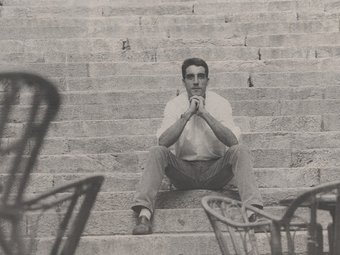 Àlex Waag fotografiat a les escales del seminari de Girona, quan treballava de cambrer a la ciutat. MANEL LLADÓ