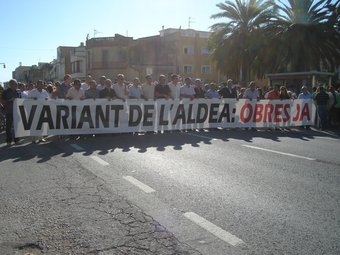 Un moment de la manifestació, ahir, a l'Aldea. A. PORTA