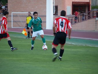Juanma controla la pilota en el partit d'ahir.  FCASCO.COM