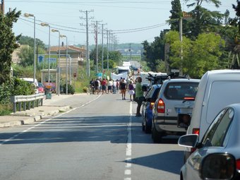 La protesta dels veïns , al pas de la Gi-632 per Bellcaire, amb pancartes. I.R