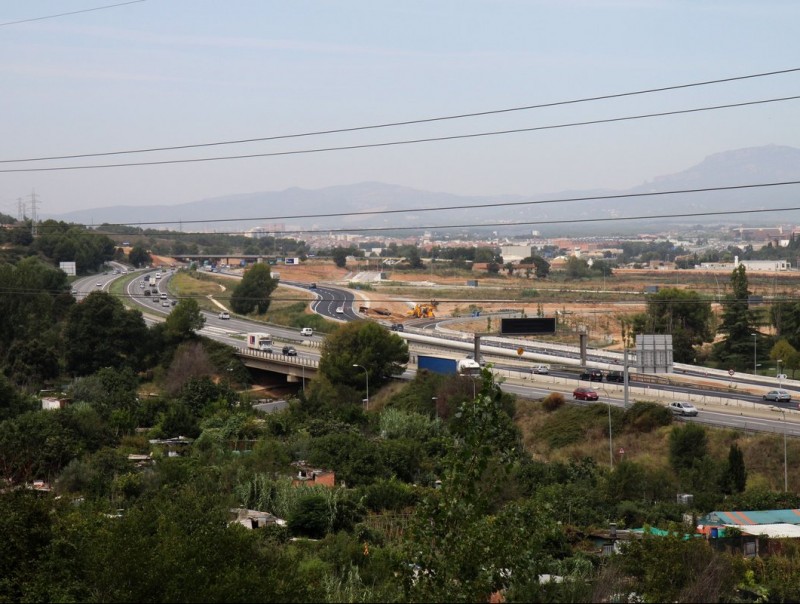 Vista de la C-58 a l'alçada de Bellaterra, amb la nova calçada lateral d'accés a Sabadell Sud al fons EMILI AGULLÓ