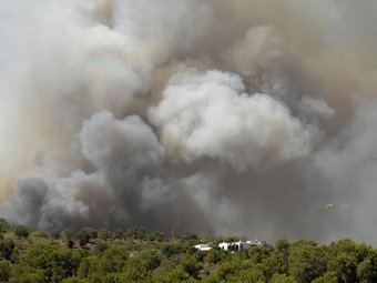 Una extensa columna de fum en l'incendi que crema a Eivissa des de diumenge EFE