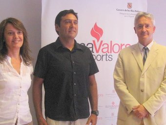 La presidenta de l'IME; Jose Manuel López, triatleta i Diego González, delegat de la Presidència per a l'Esport