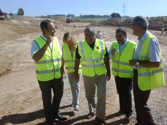 Nadal i l'alcalde Ros, a la dreta, visitant les obres de la variant sud de Lleida, que estaran acabades al 2012. ACN