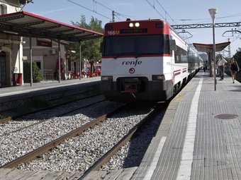 L'estació de Mollet–Santa Rosa, Mollet del Vallès, que pertanya a la línia C3, on cal creuar les vies per poder accedir a l'altra andana EL PUNT