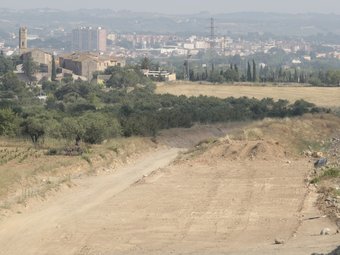 Imatge recent del traçat aturat en el darrer tram de l'autovia Tarragona-Montblanc. Al fons, Masmolets i Valls. J.C. LEÓN