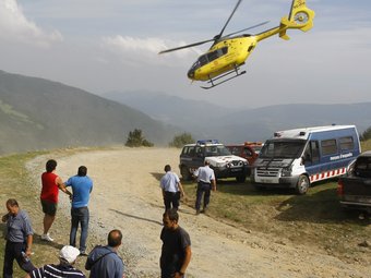 L'Helicòpter i els equips de rescat terrestre prop de les Cabanyes del Catllar, en la recerca d'un boletaire perdut a Tregurà. LL. SERRAT