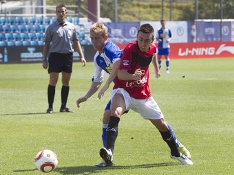 Cristino lluita amb Dani Nieto en el partit de diumenge.  P.V