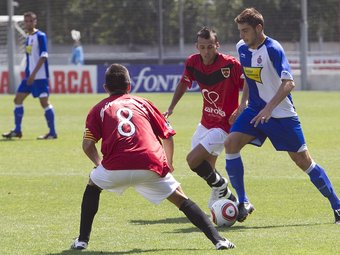 Roca, en una acció de la Pobla-Espanyol B.  PERE VIRGILI