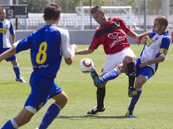 Virgili, autor de l'1-0, lluitant amb Guillem Savall.  PERE VIRGILI