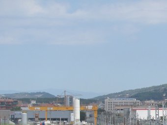 El punt d'enllaç del tercer rail amb la via convencional prop de la central de mercaderies de Girona. DANI VILA