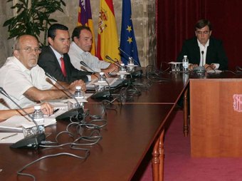 Un moment de la reunió entre Antich i els veïns. GOVERN DE LES ILLES BALEARS