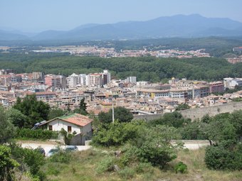 Vista de la ciutat de Girona, amb la Devesa. DANI VILÀ