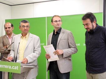 Milà i Herrera, ahir, flanquejats pels presidents comarcals d'ICV als dos Vallès C. COCA / ACN