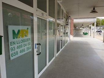 Locals comercials buits situats al sector de Les Vilares de Montgat. LL.A