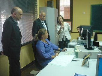 La consellera va visitar ahir a la tarda les oficines del servei de mediació. E.F