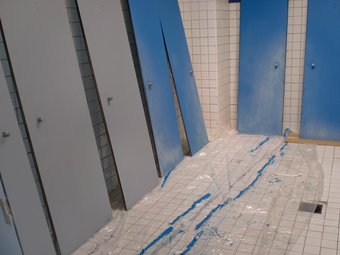 Situació en que s'hi troba la sala de dutxes de la Piscina Coberta de la Cotxera. CEDIDA