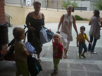 Tres mares acomiadant-se dels seus fills a l'entrada del col·legi Jan Coromines de Mataró, ahir al matí ELENA FERRAN