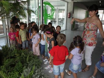 Els escolars coneixen el nou centre després d'estudiar en aules prefabricades. J.F