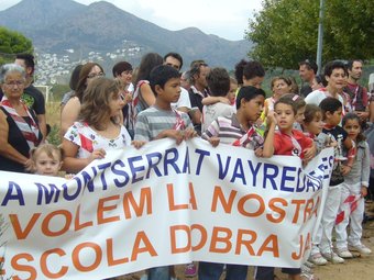 Els terrenys on s'ha de construir la nova escola Montserrat Vayreda de Roses va ser l'escenari d'una protesta MAR VICENTE