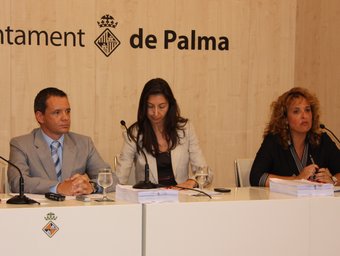 La regidora de Consum, Joana Maria Borràs (segona a la dreta), amb el gerent de l'Institut Municipal de Protecció del Consum (IMPC), Xavier Pascuet (segon per l'esquerre), amb els dos lletrats que han redactat la demanda contra una companyia telefònica. ACN
