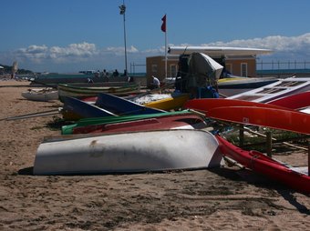 Imatge del varador l'endemà de la tempesta amb algunes de les barques fora del seu lloc habitual del varador que hi ha a la platja.