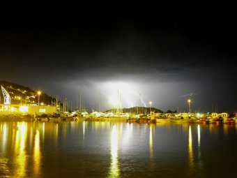 Un llamp caient dimarts a la nit sobre les Medes, davant de l'Estartit. JOSEP PASCUAL