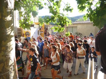 Els participants en una de les seqüències arribant a la plaça Catalunya del municipi, centre neuràlgic de l'enregistrament. C.G