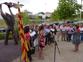 L'estàtua i la coral durant la celebració de la Dida Nacional de Catalunya a Tiana. LL.A
