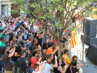 Els habitants de Porrera durant el rodatge del lip dub del grup Obrint Pas ELAINE JONES