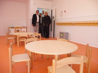 Un moment, ahir, de la visita de l'alcalde Serra a la nova llar d'infants El Virolet, situada a Bufalà. J.G.N