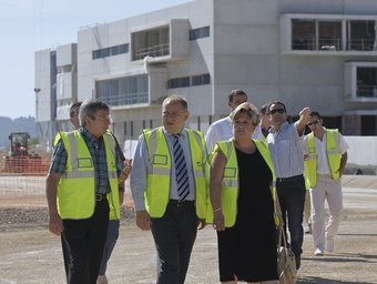 Visita d'alguns regidors de la corporació i l'alcalde als accessos de l'hospital. JUANTXO RIBES