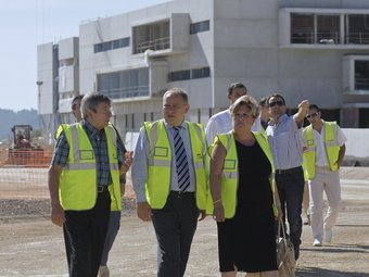 L'alcalde al altres regidors visiten les obres d'accés a l'hospital. JUANTXO RIBES