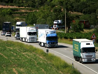 Una filera de camions circulant ahir per l'N-II a Biure d'Empordà. MANEL LLADÓ