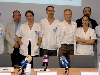 L'equip mèdic que ha intervingut en l'operació, en la roda de premsa d'avui. HOSPITAL UNIVERSITARI SON DURETA