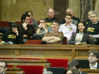 Activistes anticementiri durant una sessió en què el Parlament va votar en contra de l'MTC per a Ascó. J.R