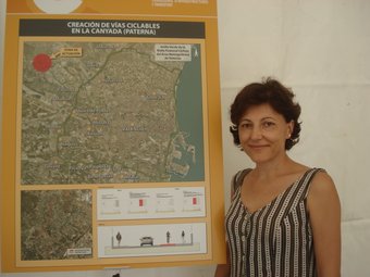 Cristina Domingo davant el projecte de carrils bici de Paterna. C.CHIRIVELLA