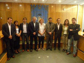 Els representants dels municipis afectats juntament amb Joan Soler, de Pimec al Baix Llobregat M.C.B
