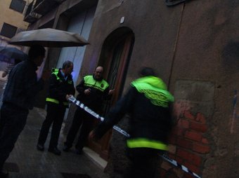 La policia local de Valls precinta l'entrada a la casa sinistrada.  A. ESTALLO