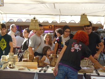 Una imatge de la fira del formatge de Lladó.
