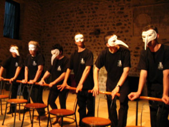 Un taller de teatre , durant les activitats que es van fer el curs passat a La Fabrica. ARXIU