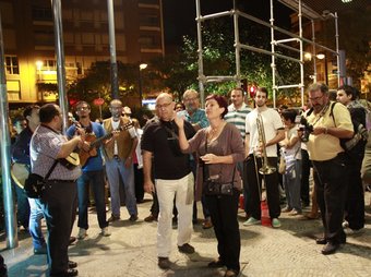 Cant d'Albades a les portes de l'Ajuntament de la vila. ESCORCOLL