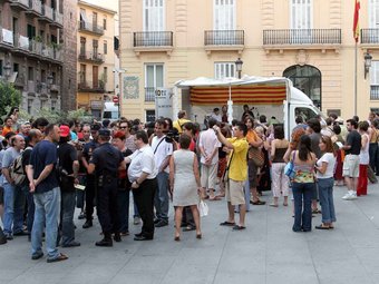 Concentració de músics i cantants a les portes de la Generalitat en actitud de protesta. JOSE CUÉLLAR