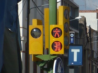 Els semàfors amb comptadors es troben al pas de vianants de l'estació de tren de Mataró LL.M