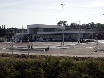 La nova estació a ponent de Figueres, vista des de la plaça Joan Sibecas, del barri del Culubret. J.SOLER