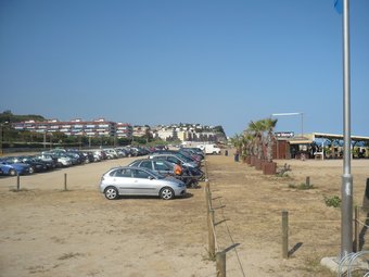Els cotxes aparcats aquest estiu amb els pisos de Canet de Mar al fons. E.F